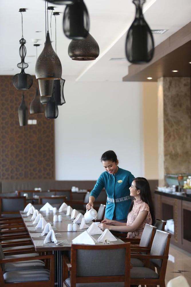Hotel Santika Gresik Eksteriør billede