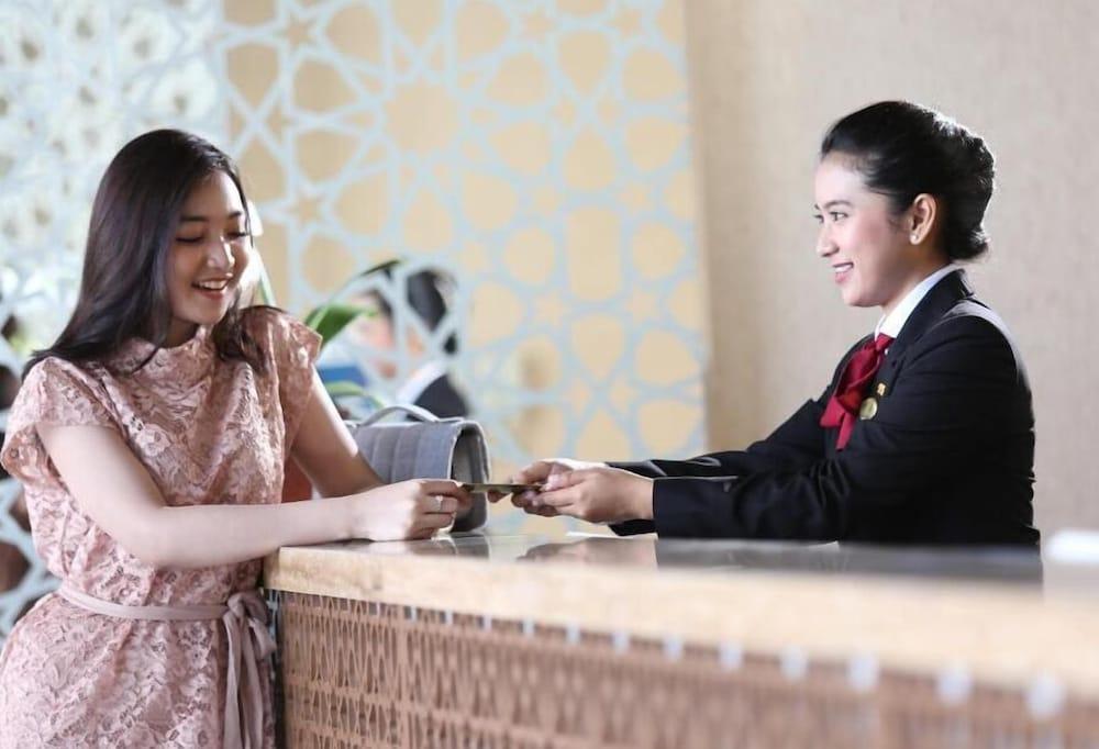 Hotel Santika Gresik Eksteriør billede