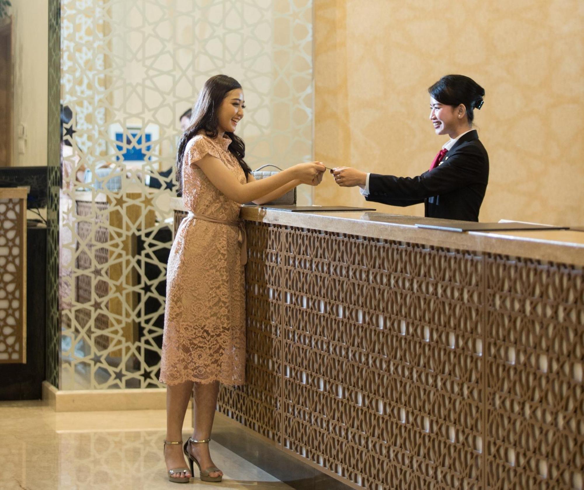 Hotel Santika Gresik Eksteriør billede