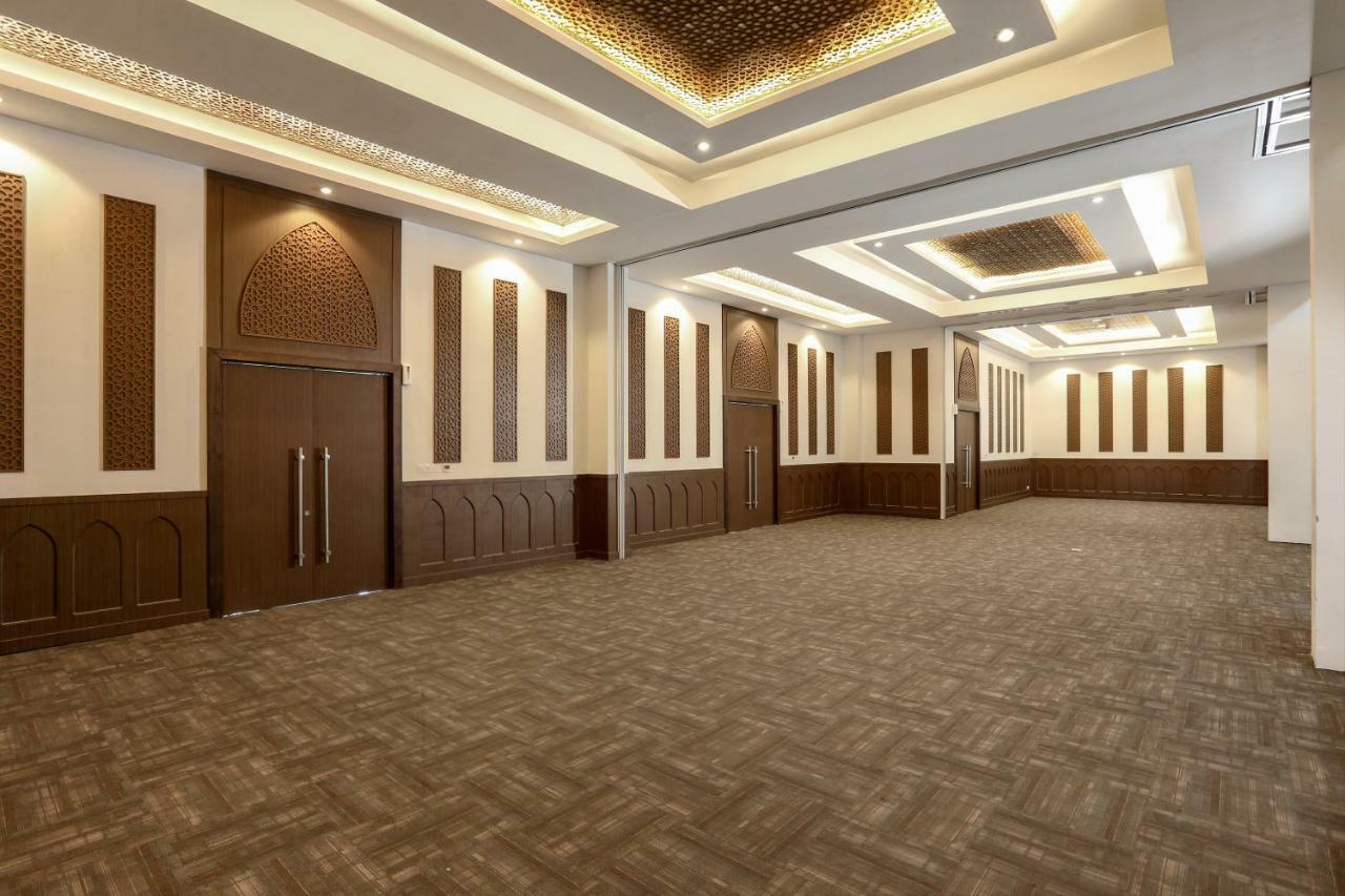 Hotel Santika Gresik Eksteriør billede